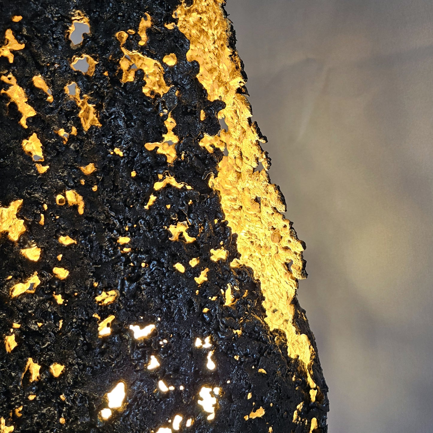 Lampe flamme 19-77 - Sculpture luminaire - Flamme en dentelle d'acier et feuilles or 24 carats