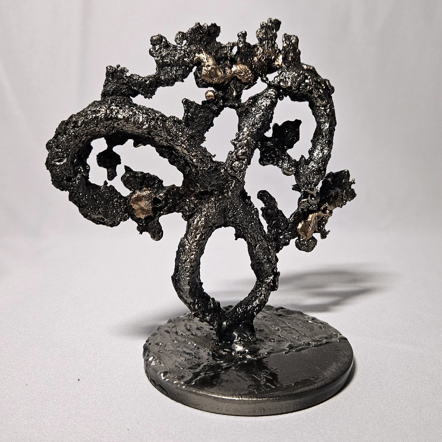 Sculpture représentant le signe astrologique du Bélier en dentelle de métal. Symbole de la force et de la passion du Bélier.