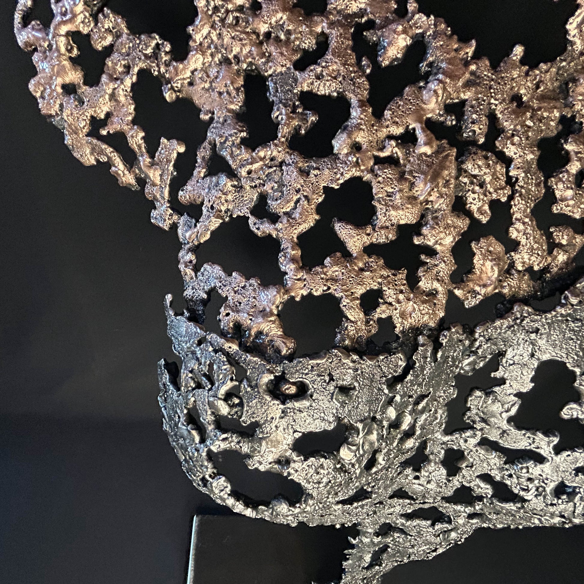 Sculpture contemporaine Belisama Andalouse sacrée par Philippe Buil, buste de femme en dentelle de métal bronze et acier sur socle noir. détail matière