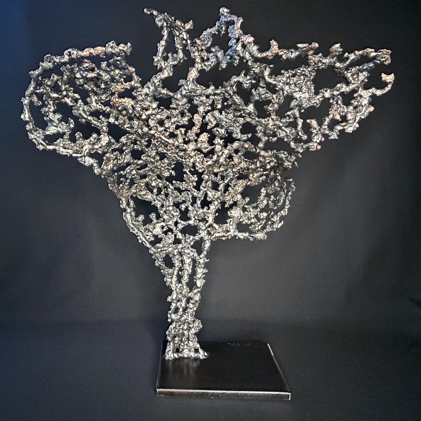 Sculpture contemporaine Belisama Andalouse sacrée par Philippe Buil, buste de femme en dentelle de métal bronze et acier sur socle noir. Vue de dos