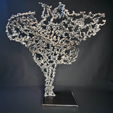 Sculpture contemporaine Belisama Andalouse sacrée par Philippe Buil, buste de femme en dentelle de métal bronze et acier sur socle noir. Vue de dos