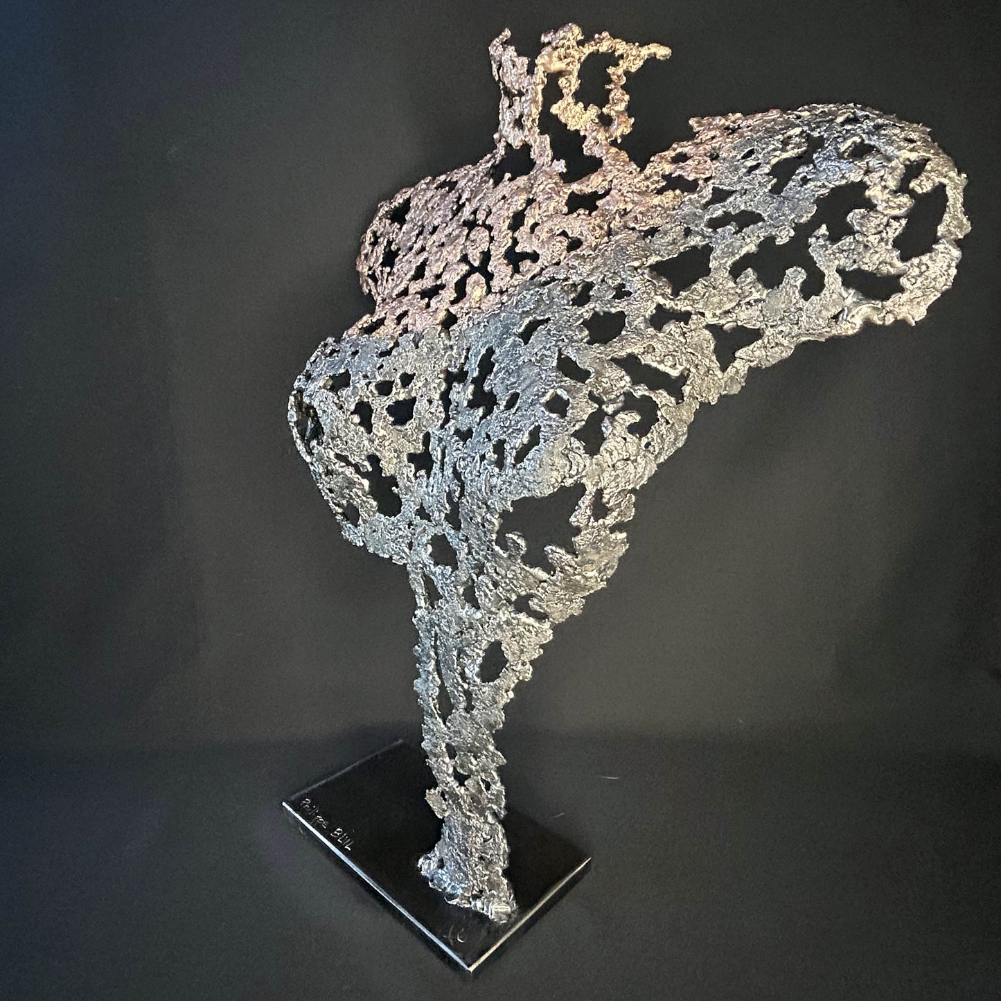 Sculpture contemporaine Belisama Andalouse sacrée par Philippe Buil, buste de femme en dentelle de métal bronze et acier sur socle noir. Vue de profil