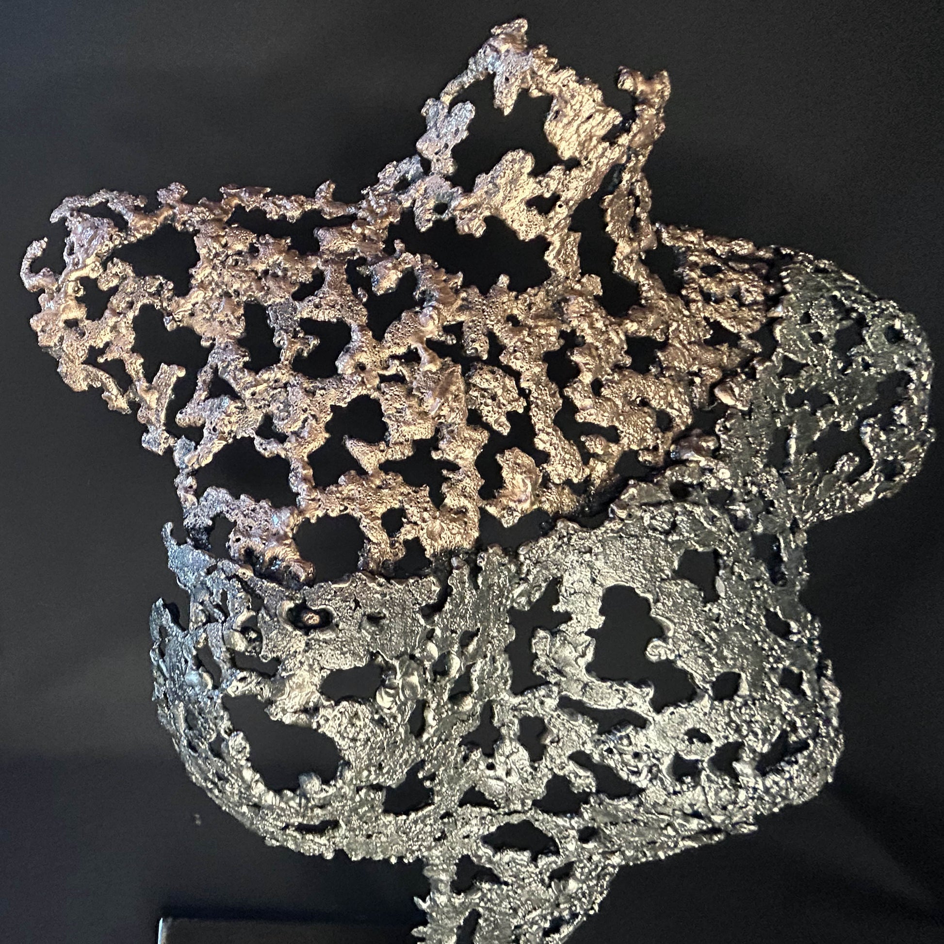 Sculpture contemporaine Belisama Andalouse sacrée par Philippe Buil, buste de femme en dentelle de métal bronze et acier sur socle noir. détail matière