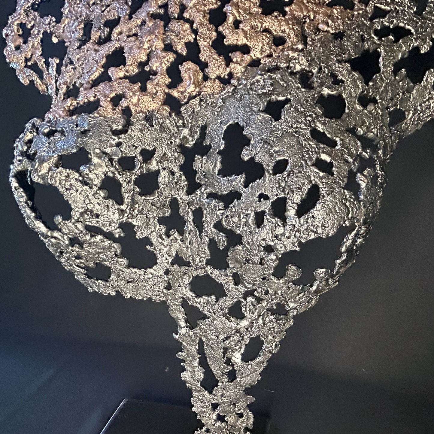Sculpture contemporaine Belisama Andalouse sacrée par Philippe Buil, buste de femme en dentelle de métal bronze et acier sur socle noir. détail matière