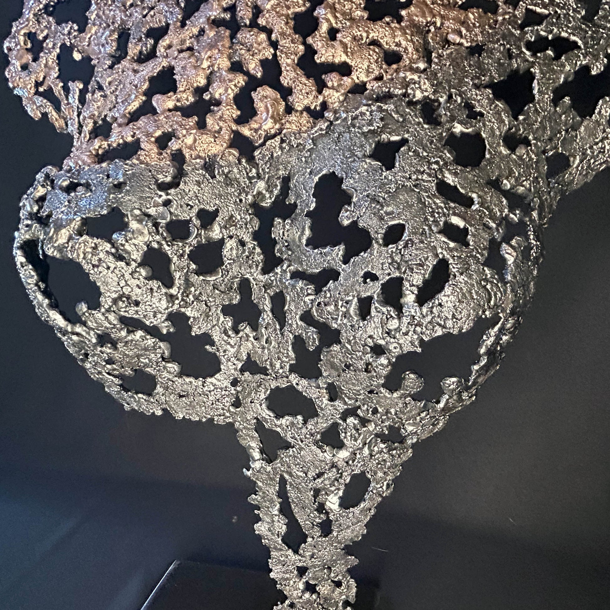 Sculpture contemporaine Belisama Andalouse sacrée par Philippe Buil, buste de femme en dentelle de métal bronze et acier sur socle noir. détail matière