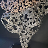 Sculpture contemporaine Belisama Andalouse sacrée par Philippe Buil, buste de femme en dentelle de métal bronze et acier sur socle noir. détail matière