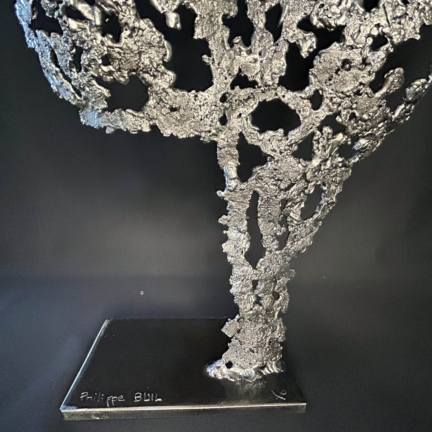 Sculpture contemporaine Belisama Andalouse sacrée par Philippe Buil, buste de femme en dentelle de métal bronze et acier sur socle noir. signature sur socle