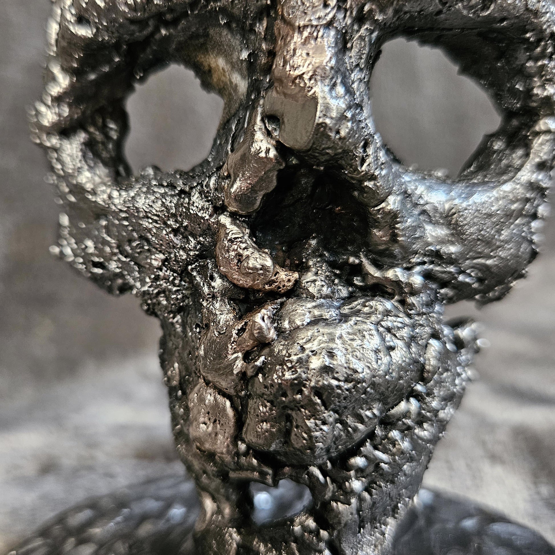 Crane 82-23 - Sculpture tete de mort métal dentelle acier et bronze