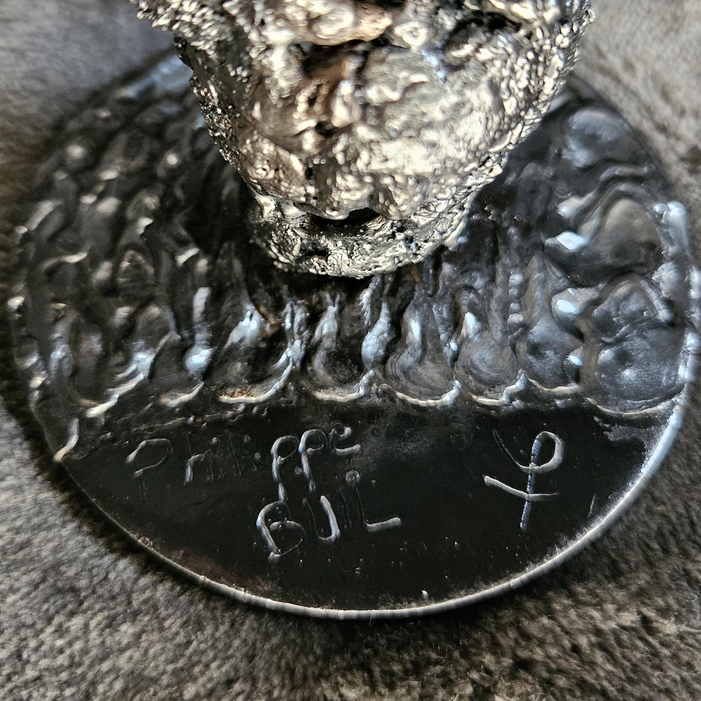 Crane 82-23 - Sculpture tete de mort métal dentelle acier et bronze