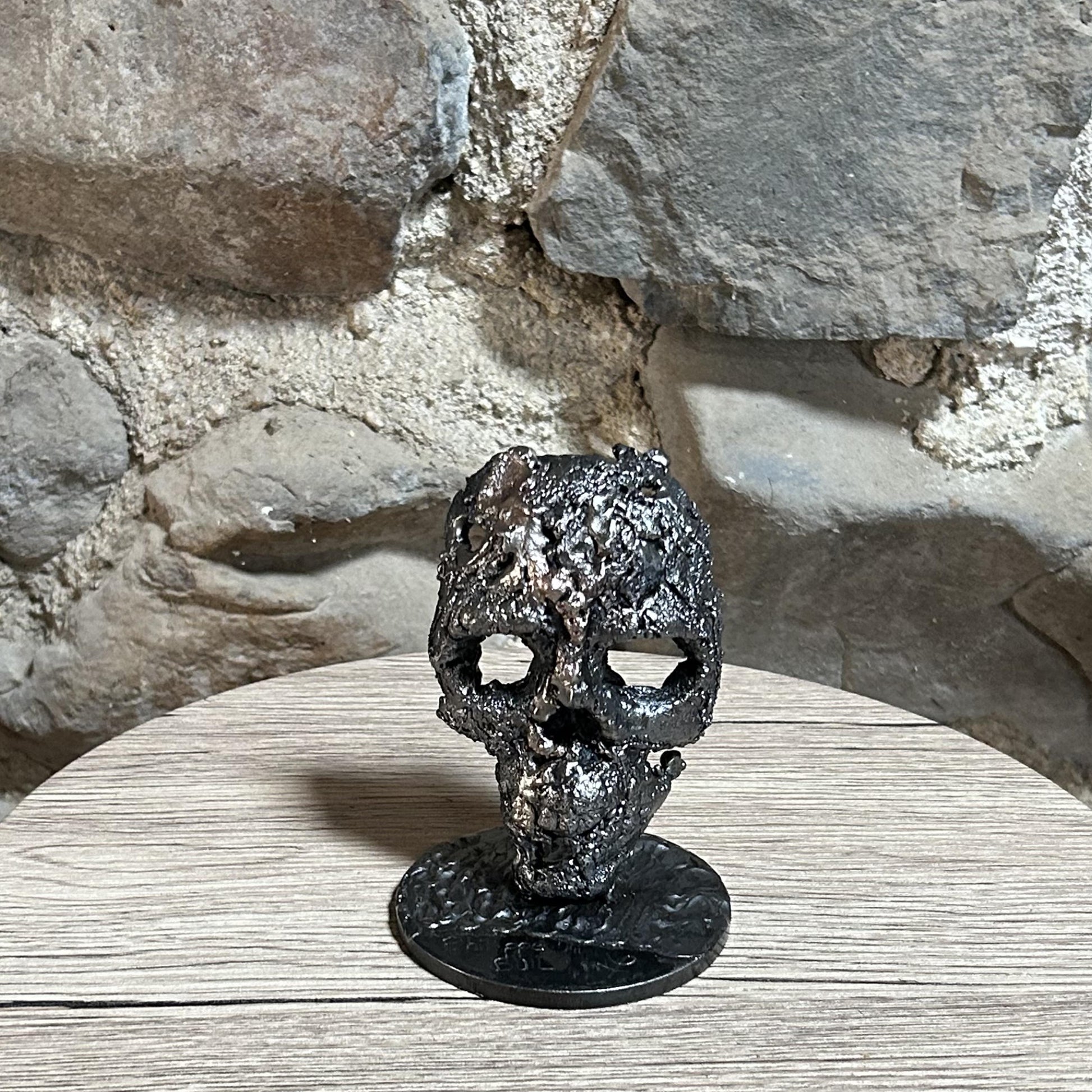 Crane 82-23 - Sculpture tete de mort métal dentelle acier et bronze