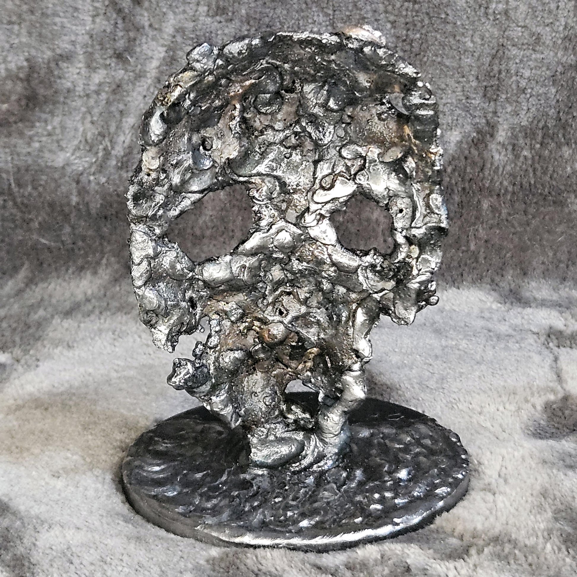 Crane 82-23 - Sculpture tete de mort métal dentelle acier et bronze