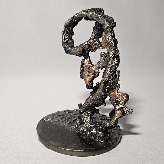 Sculpture de Philippe Buil représentant le signe astrologique du Lion en dentelle de métal. Symbole de la force et de la générosité du Lion.