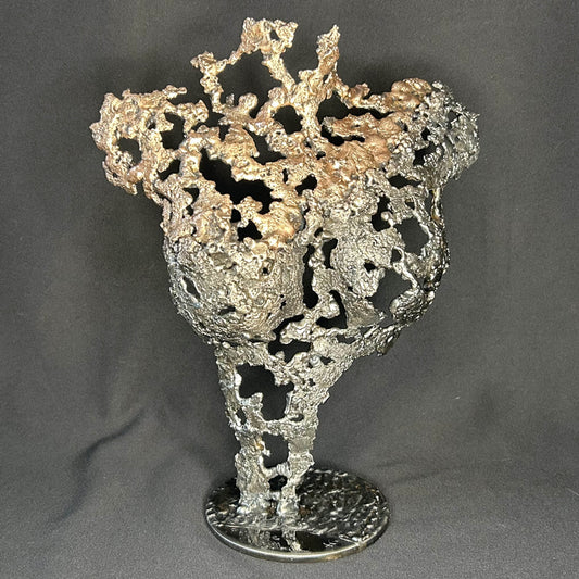 Sculpture buste de femme en dentelle de métal bicolore bronze et acier, série Parvati par Philippe Buil, échelle 1/3, effet drapé métallique - vue de face