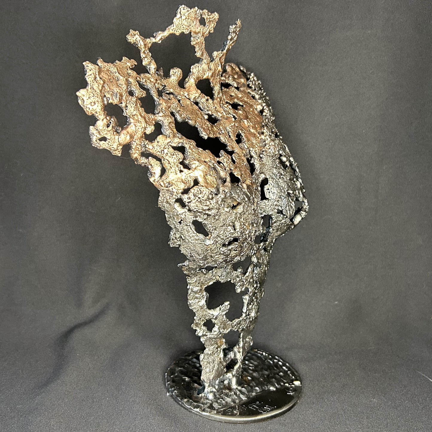 Sculpture buste de femme en dentelle de métal bicolore bronze et acier, série Parvati par Philippe Buil, échelle 1/3, effet drapé métallique - vue de profil