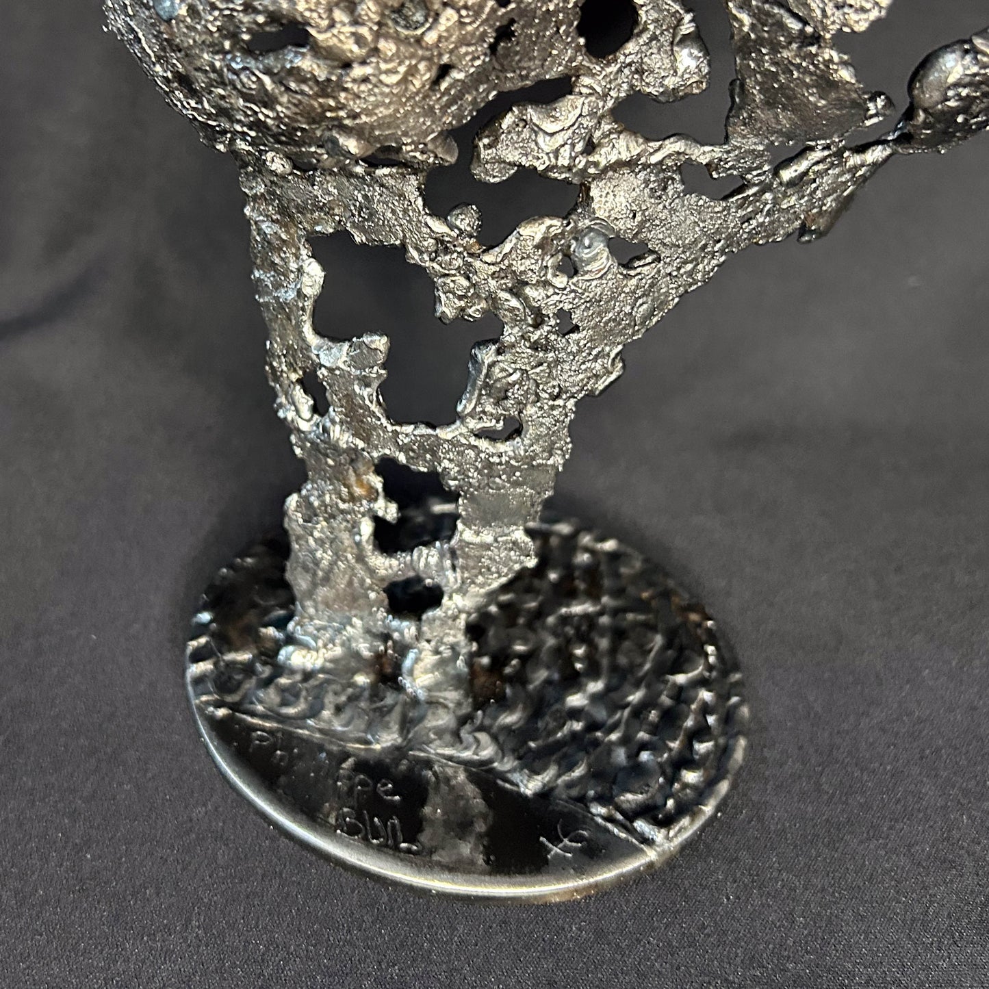 Sculpture buste de femme en dentelle de métal bicolore bronze et acier, série Parvati par Philippe Buil, échelle 1/3, effet drapé métallique - socle et signature