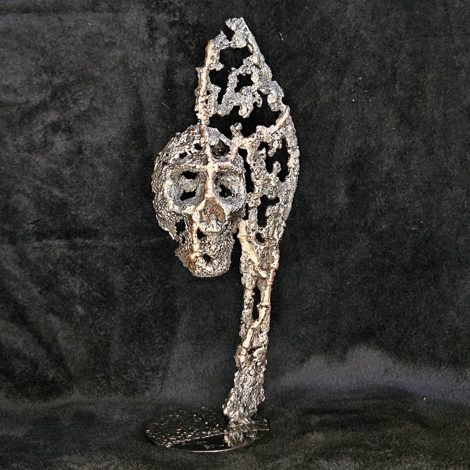 Flamme vanité 90-23 - Sculpture crane acier bronze sur flamme en dentelle métal