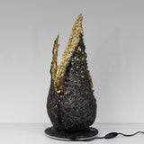 Lampe flamme II - Sculpture luminaire - Flamme en dentelle d'acier et feuilles or 24 carats