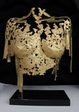 Belisama es solo oro - Escultura de busto de mujer en bronce y encaje dorado