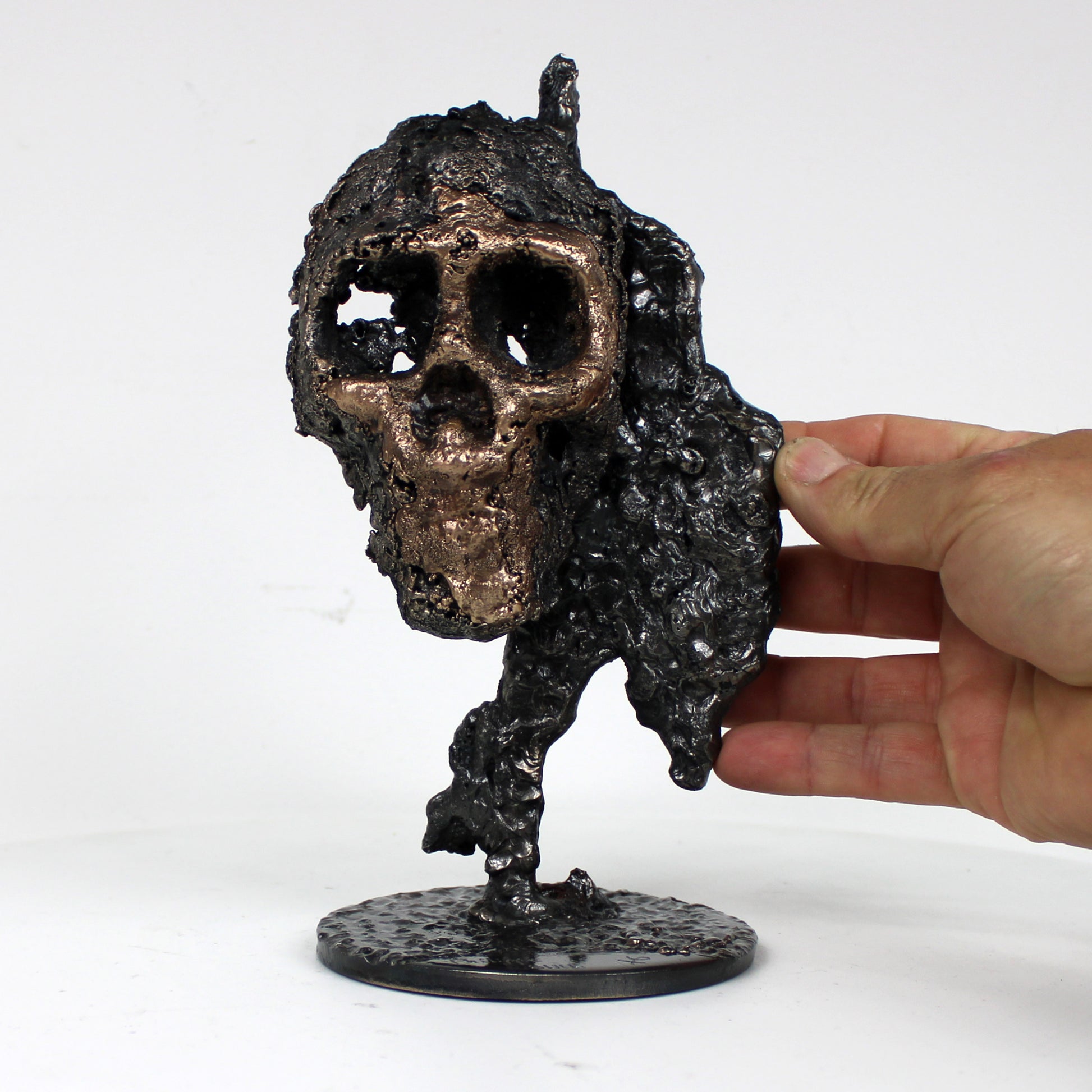 Crane 27-23 - Sculpture tete de mort en dentelle de metal acier et bronze