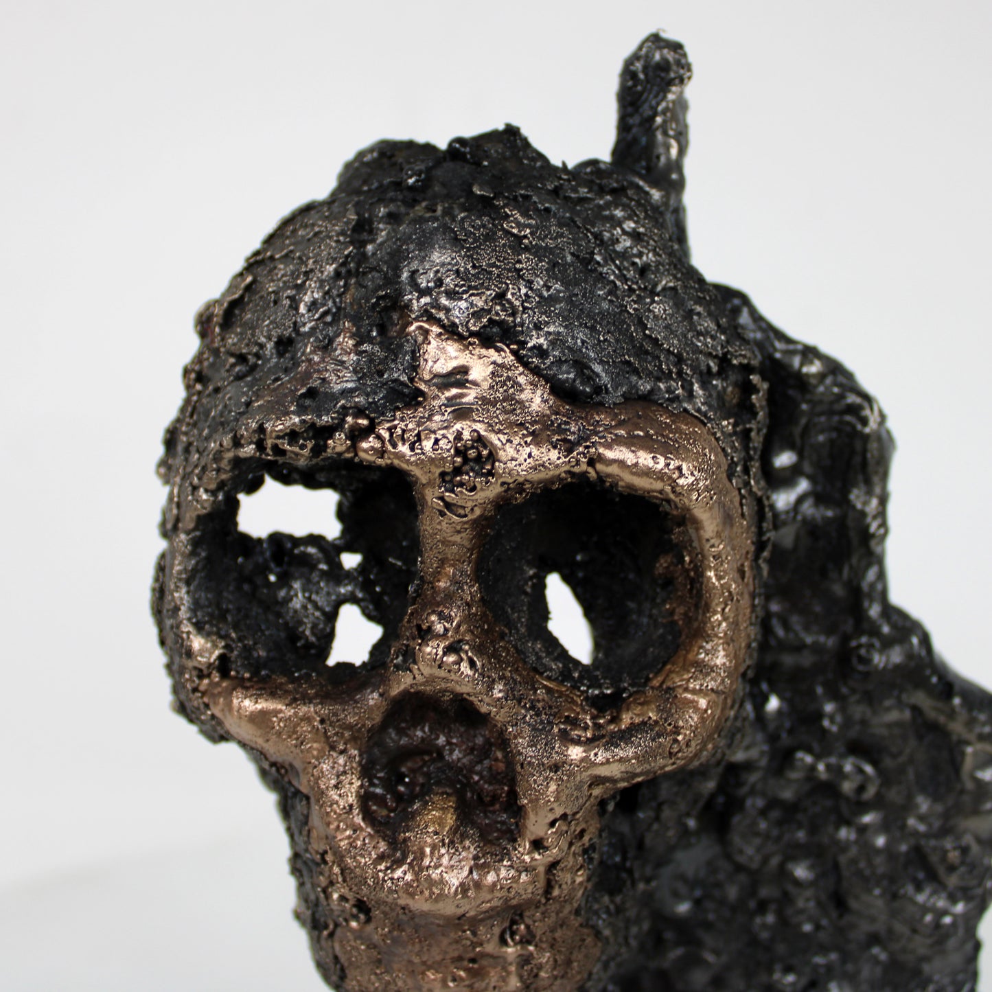 Crane 27-23 - Sculpture tete de mort en dentelle de metal acier et bronze