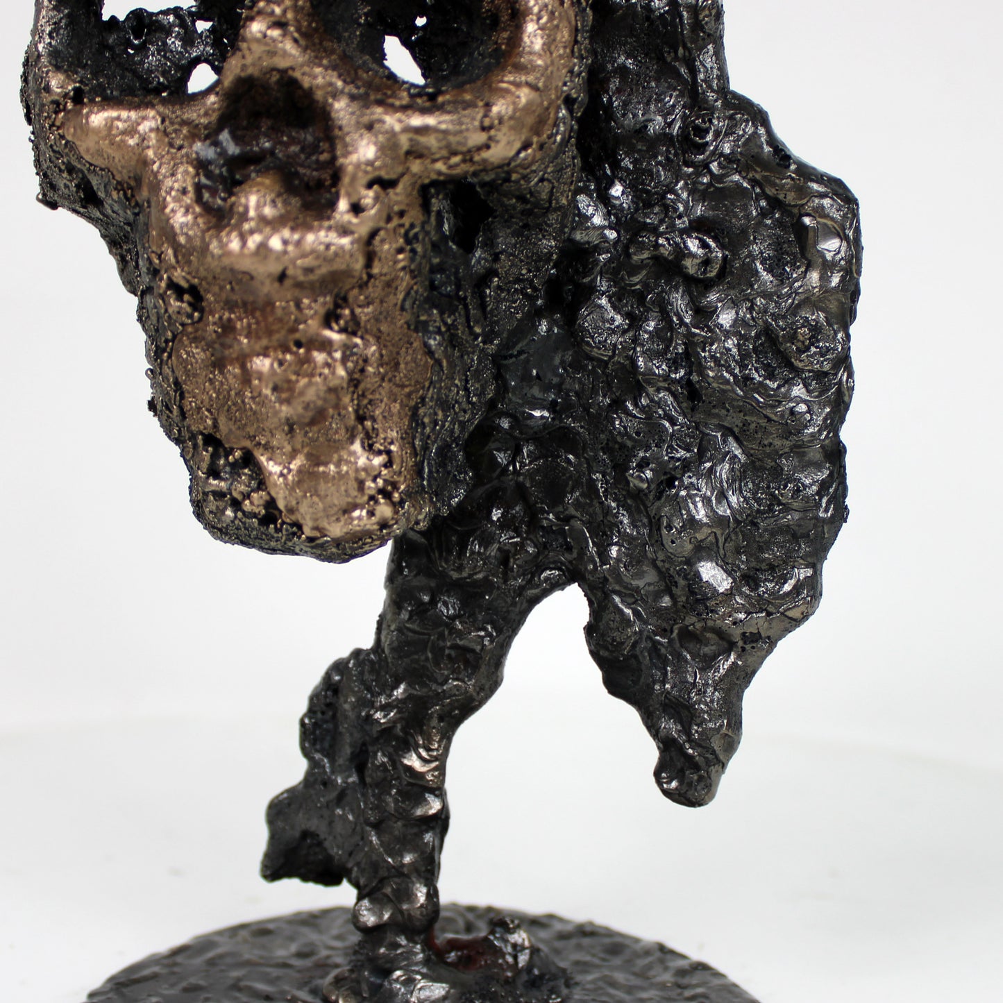 Crane 27-23 - Sculpture tete de mort en dentelle de metal acier et bronze