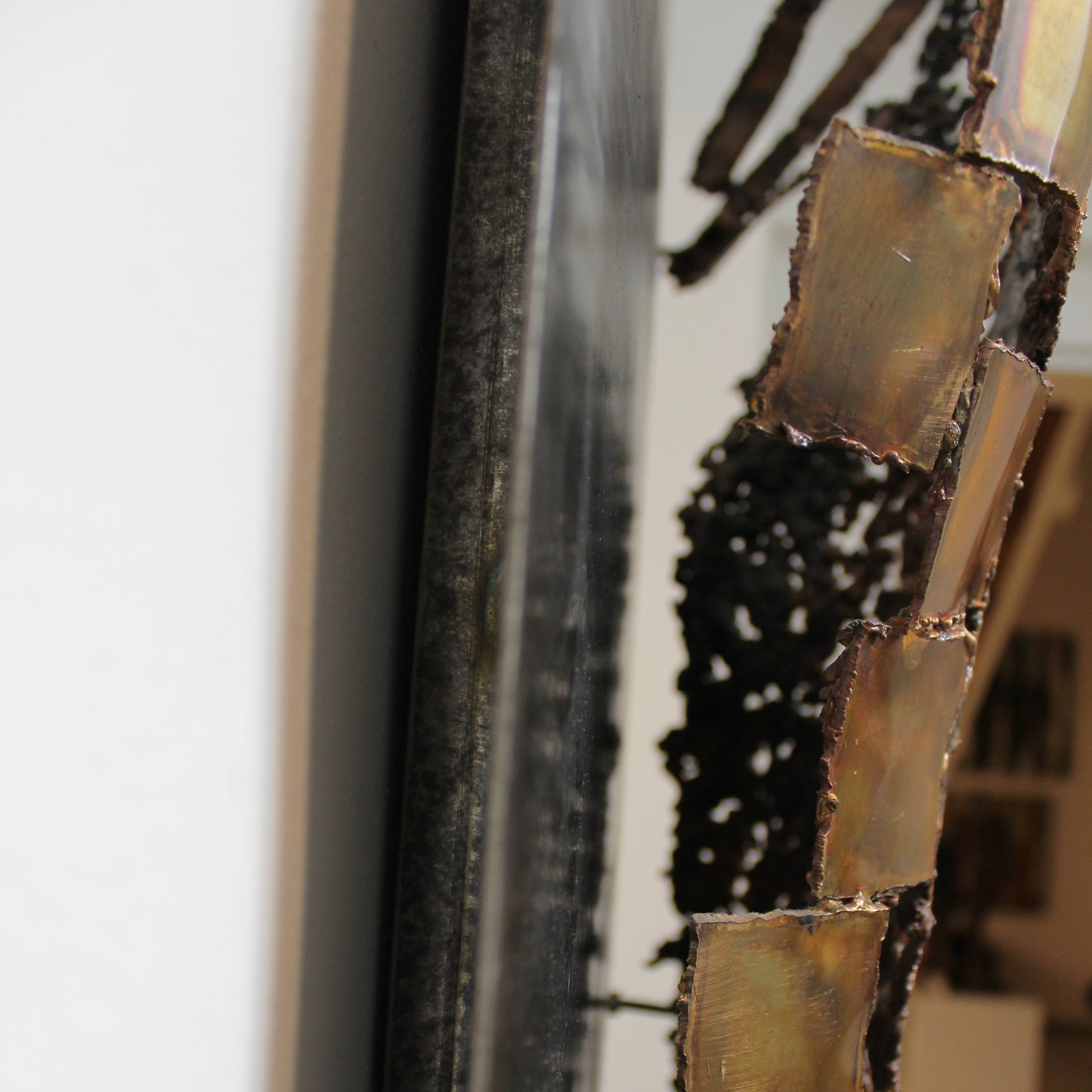 Kouros Et le rideau se lève - Sculpture murale dos en bronze Acier et Aluminium - Buil