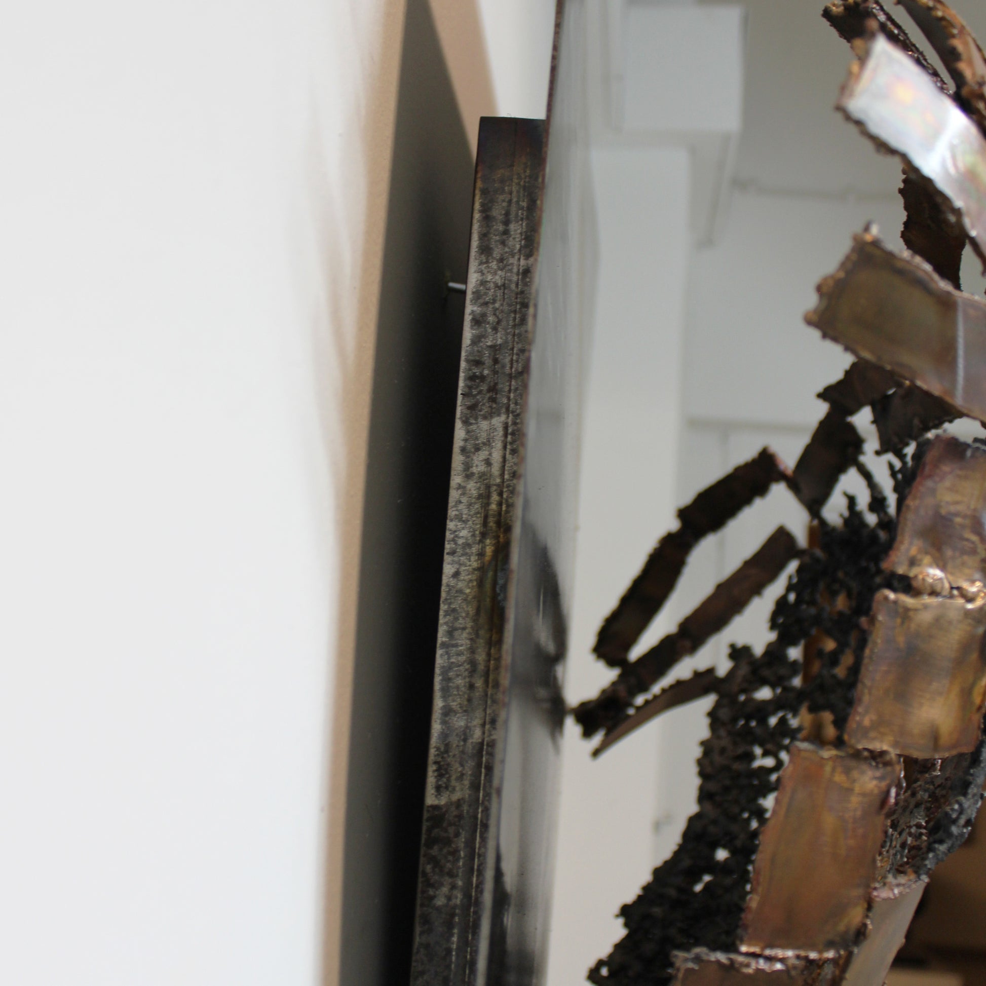 Kouros Et le rideau se lève - Sculpture murale dos en bronze Acier et Aluminium - Buil