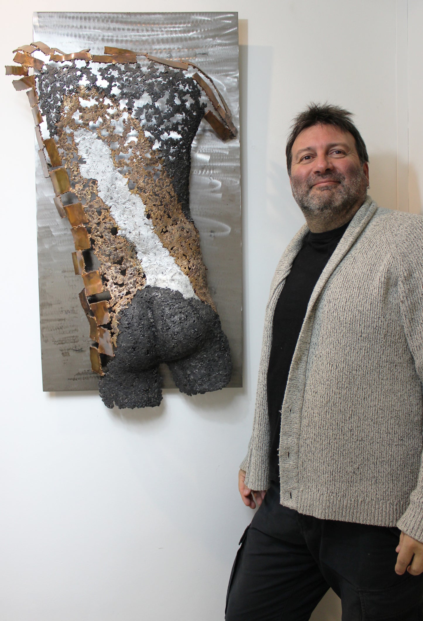 Kouros Et le rideau se lève - Sculpture murale dos en bronze Acier et Aluminium - Buil