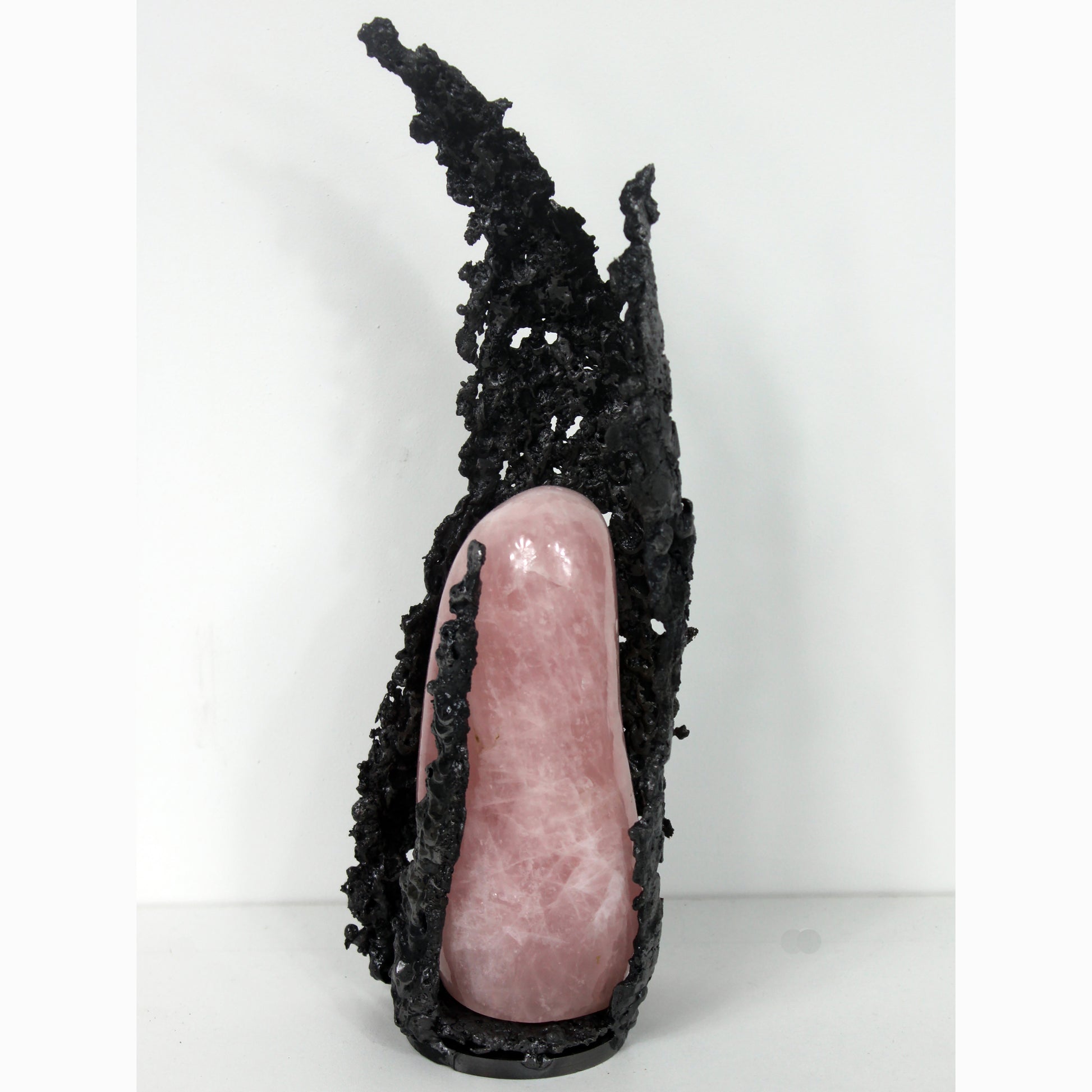 Quartz rose - Sculpture abstraite en dentelle de métal et quartz rose - Buil