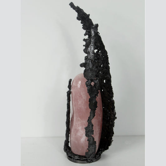 Sculpture abstraite quartz rose et métal noir
