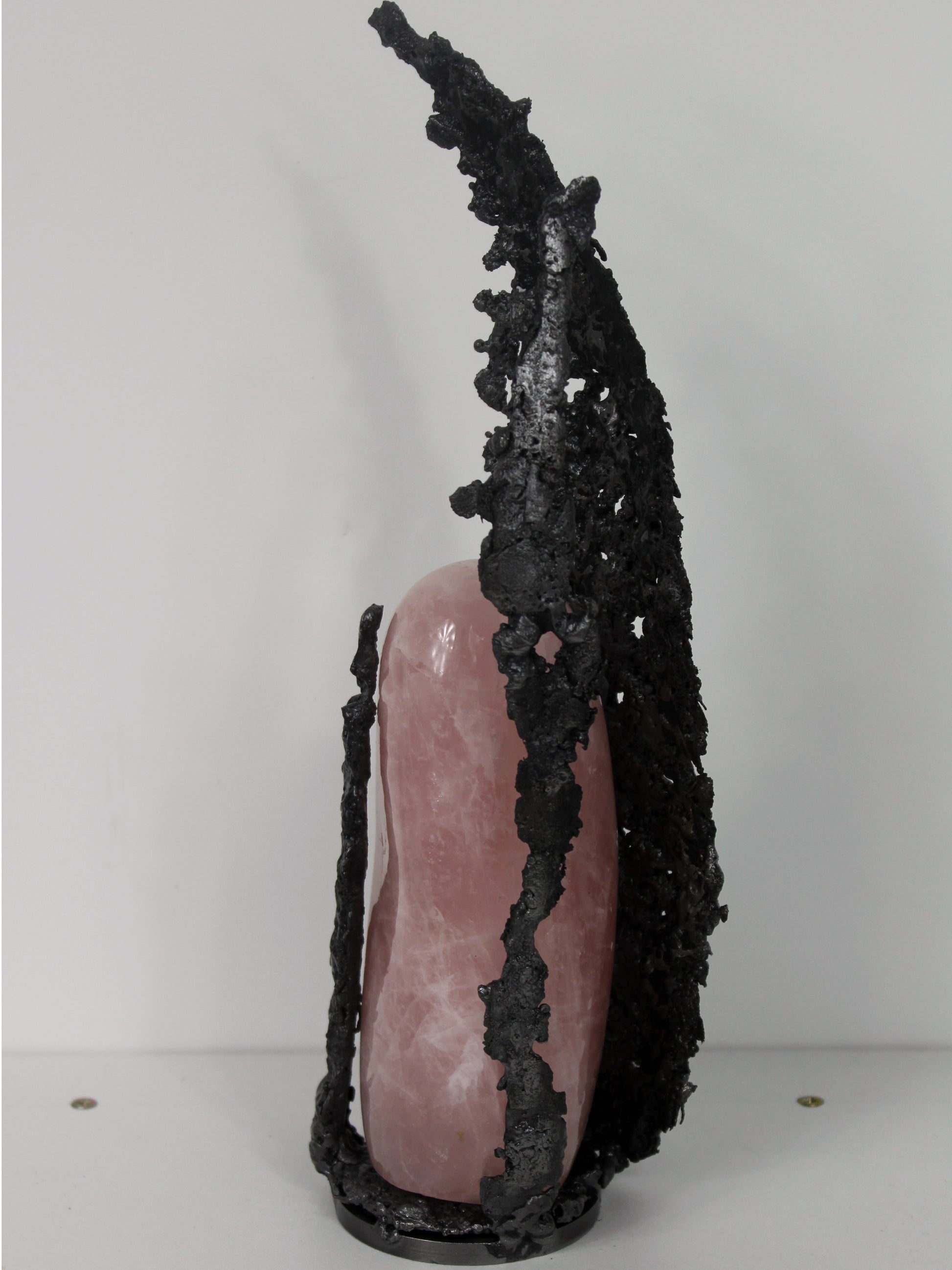 Quartz rose - Sculpture abstraite en dentelle de métal et quartz rose - Buil