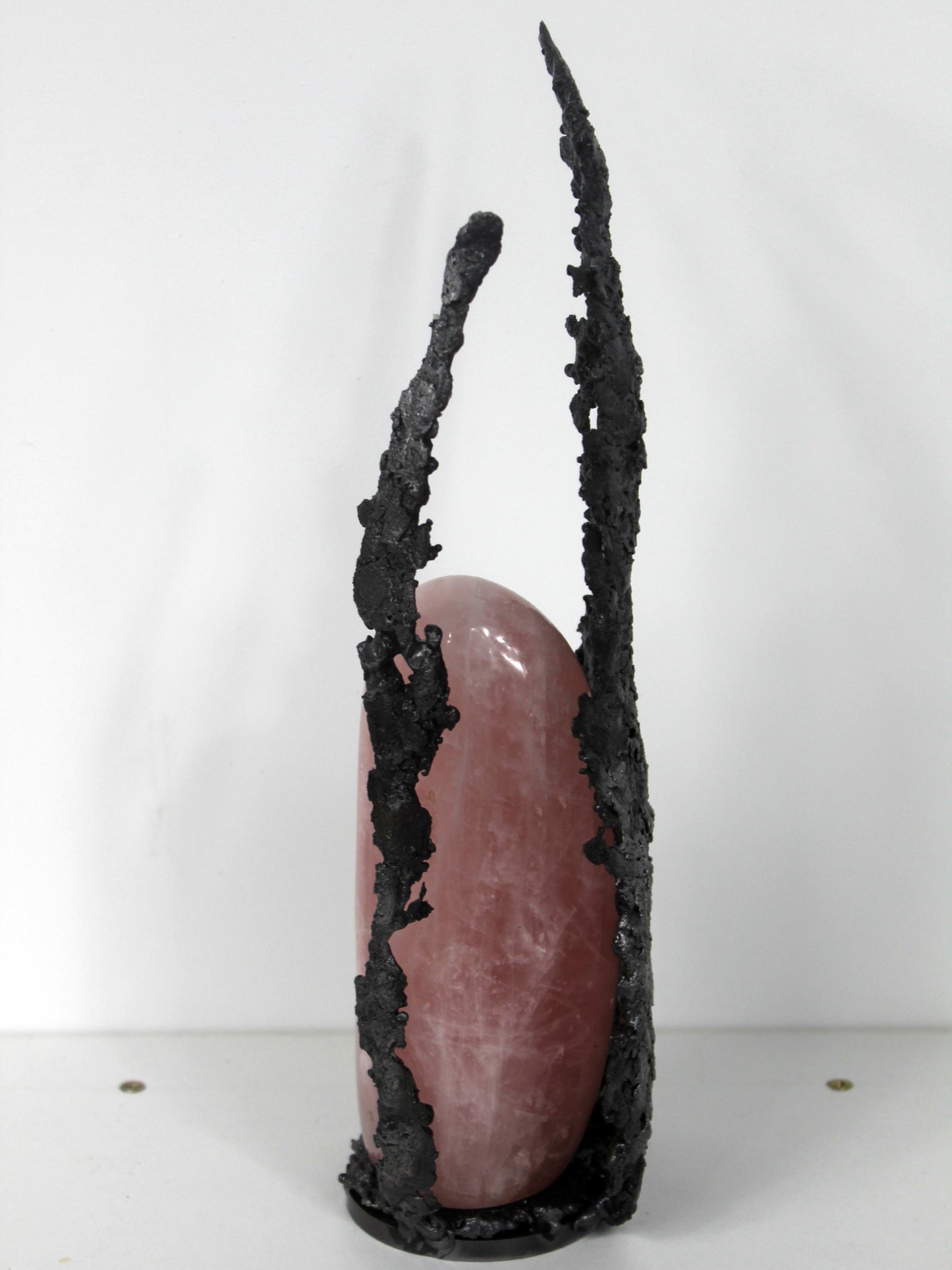 Quartz rose - Sculpture abstraite en dentelle de métal et quartz rose - Buil