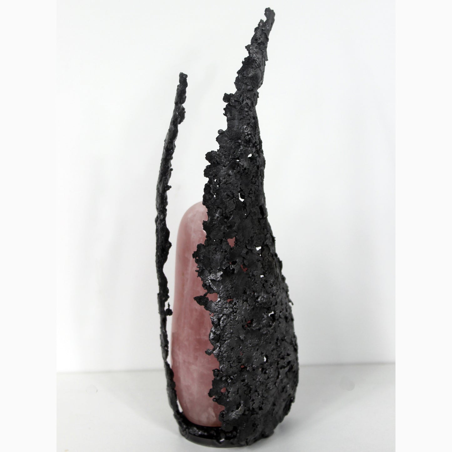 Quartz rose - Sculpture abstraite en dentelle de métal et quartz rose - Buil