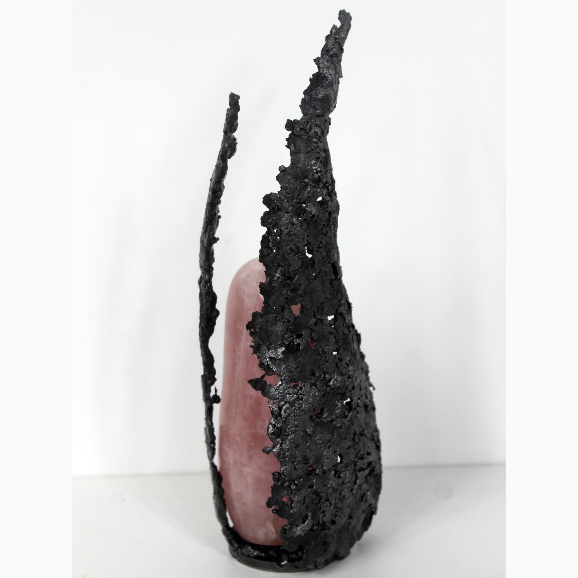 Quartz rose - Sculpture abstraite en dentelle de métal et quartz rose - Buil