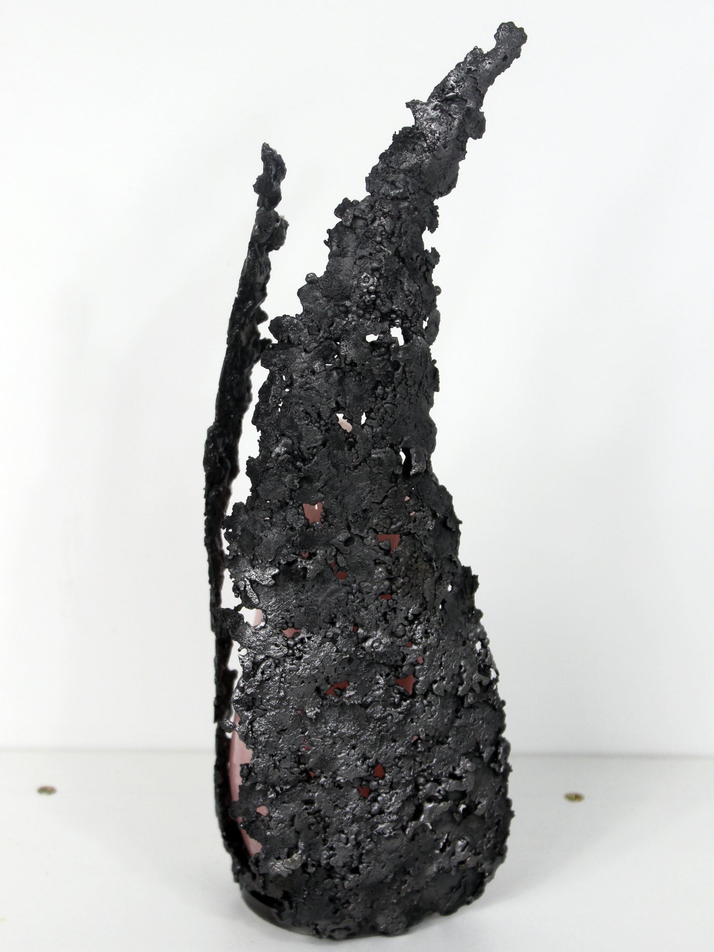 Quartz rose - Sculpture abstraite en dentelle de métal et quartz rose - Buil