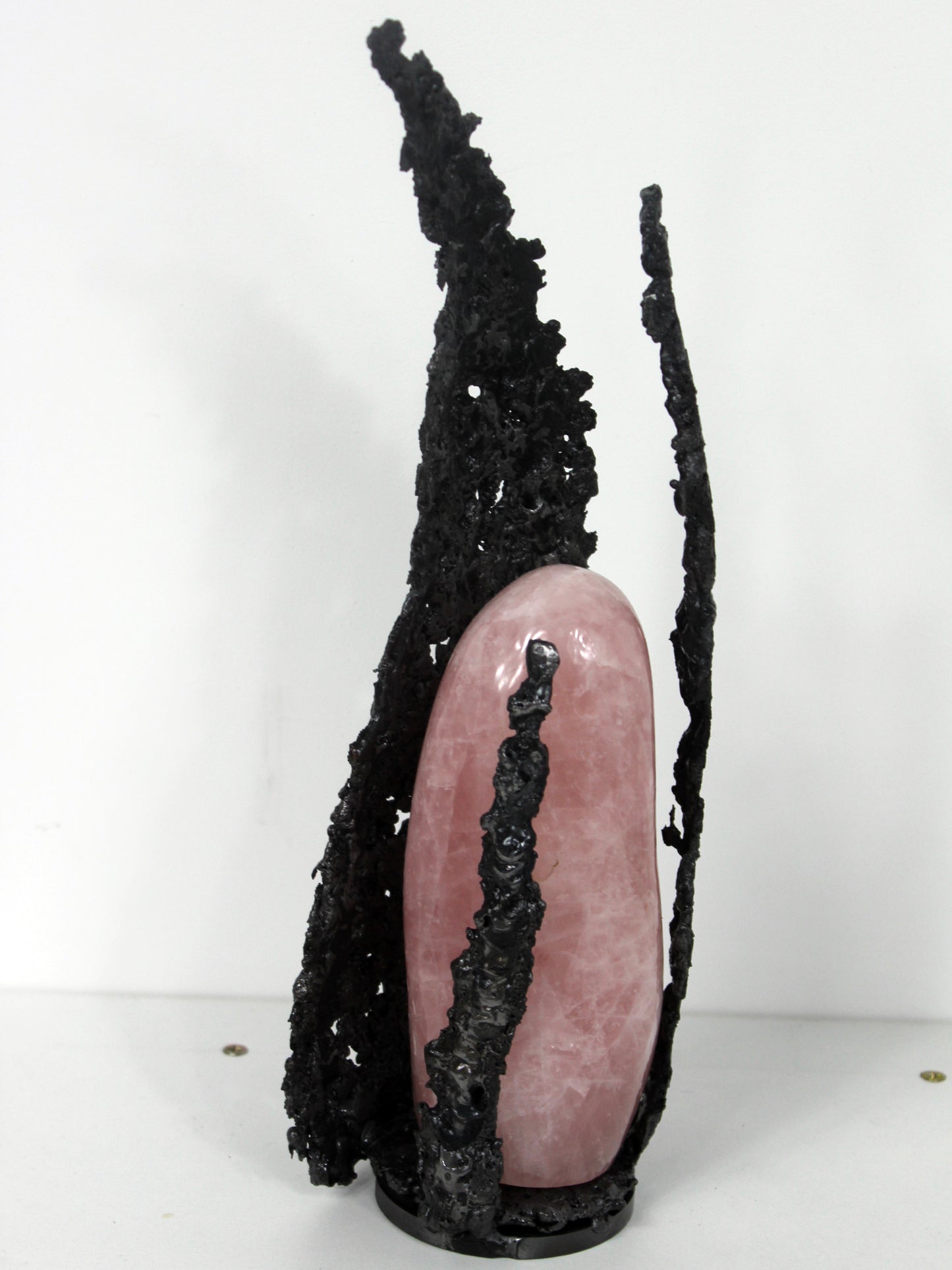 Quartz rose - Sculpture abstraite en dentelle de métal et quartz rose - Buil