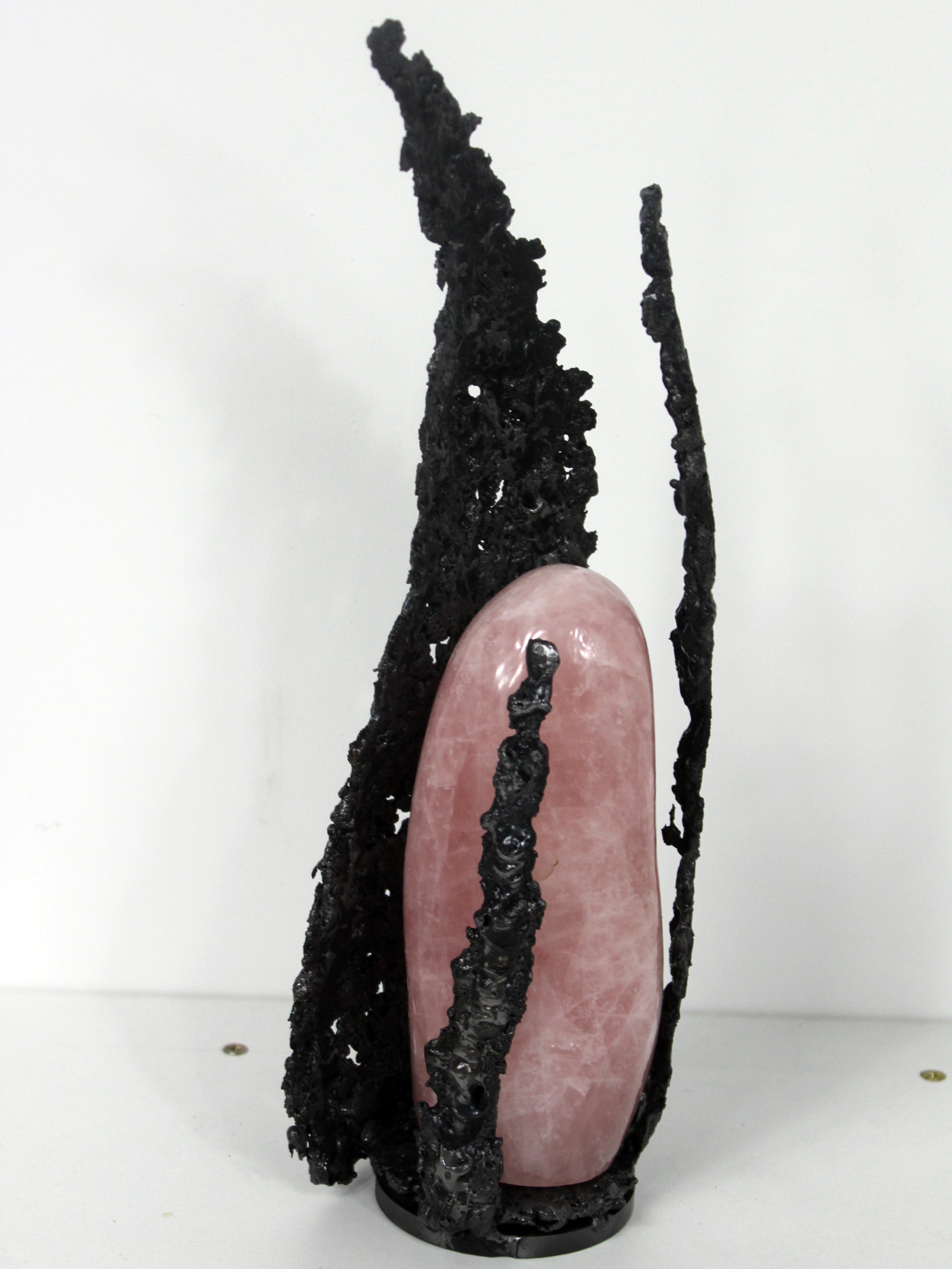 Quartz rose - Sculpture abstraite en dentelle de métal et quartz rose - Buil