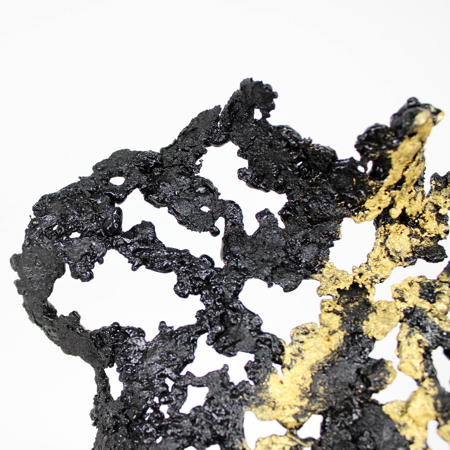 Pavarti Eclaircissement - Sculpture bustier femme dentelle métal acier noir et feuilles or 24 carats