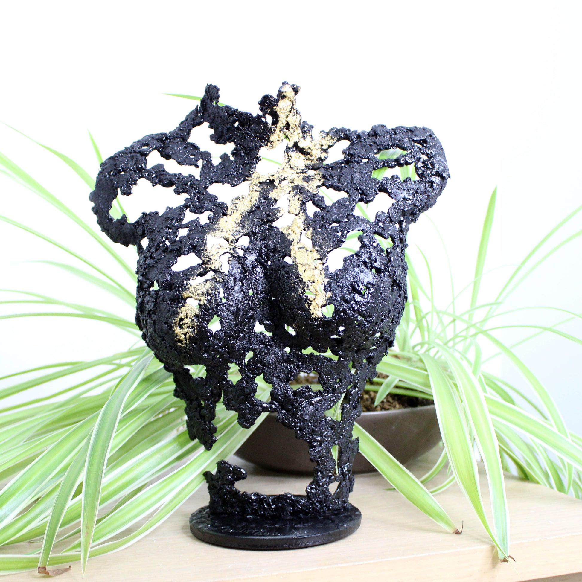 Pavarti Eclaircissement - Sculpture bustier femme dentelle métal acier noir et feuilles or 24 carats