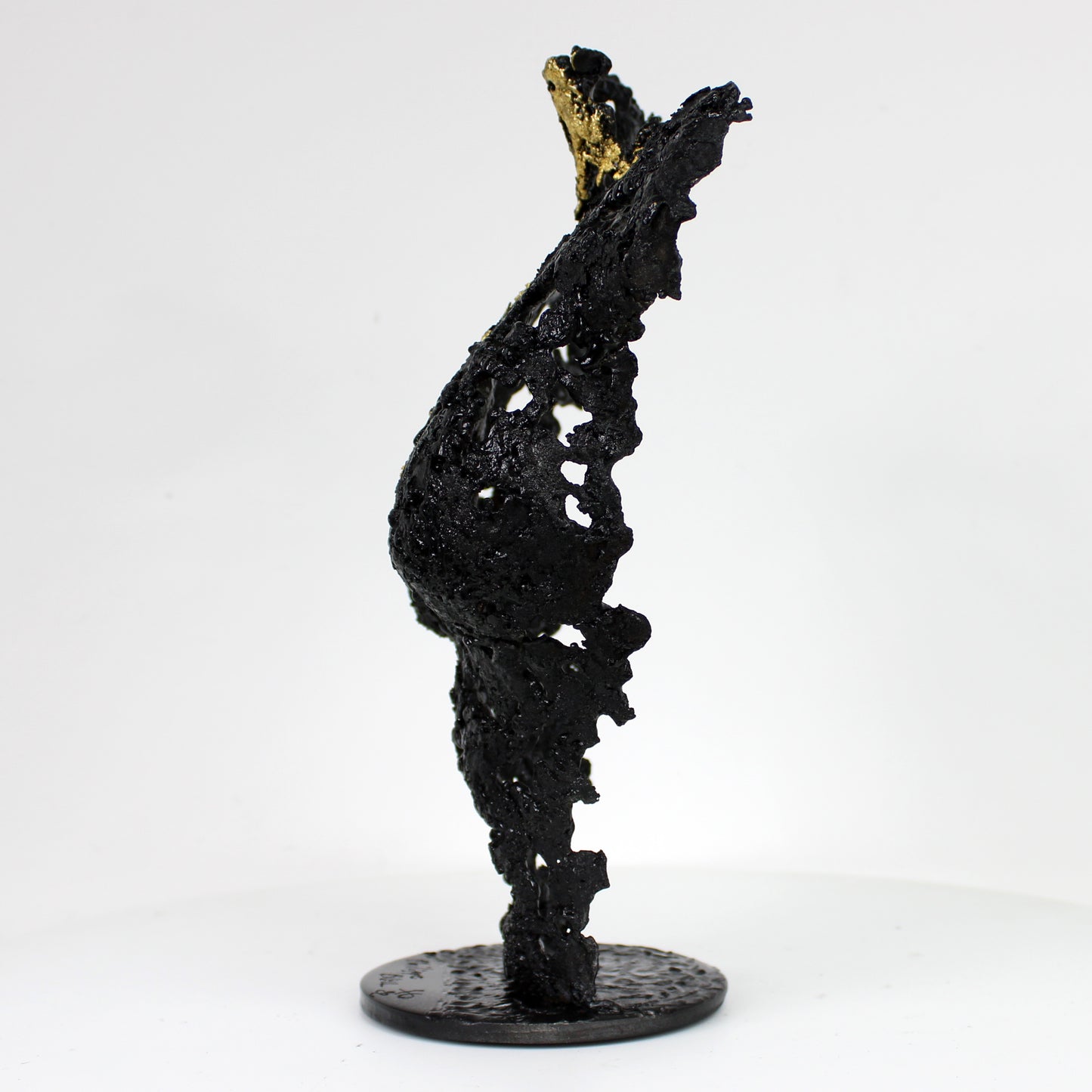 Pavarti Eclaircissement - Sculpture bustier femme dentelle métal acier noir et feuilles or 24 carats