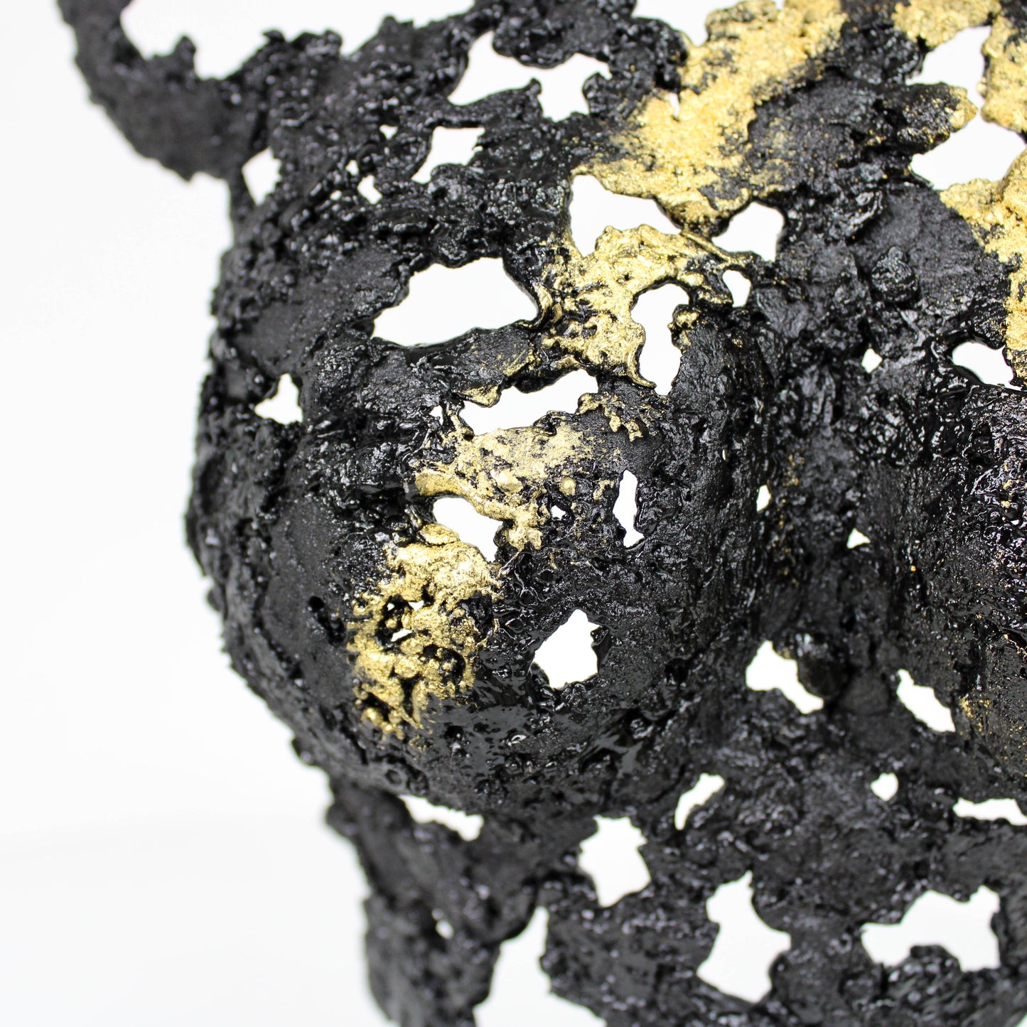 Pavarti Eclaircissement - Sculpture bustier femme dentelle métal acier noir et feuilles or 24 carats