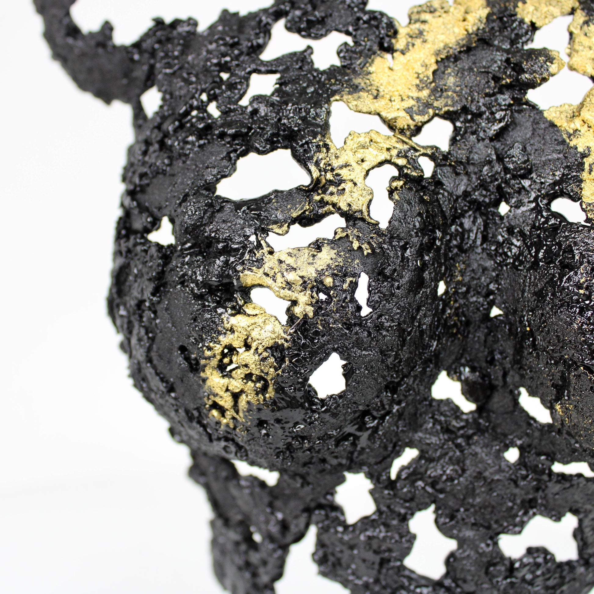 Pavarti Eclaircissement - Sculpture bustier femme dentelle métal acier noir et feuilles or 24 carats