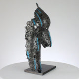 Pavarti Sous la pluie - Sculpture fessier dentelle métal et pigments bleus fluorescents - Buil