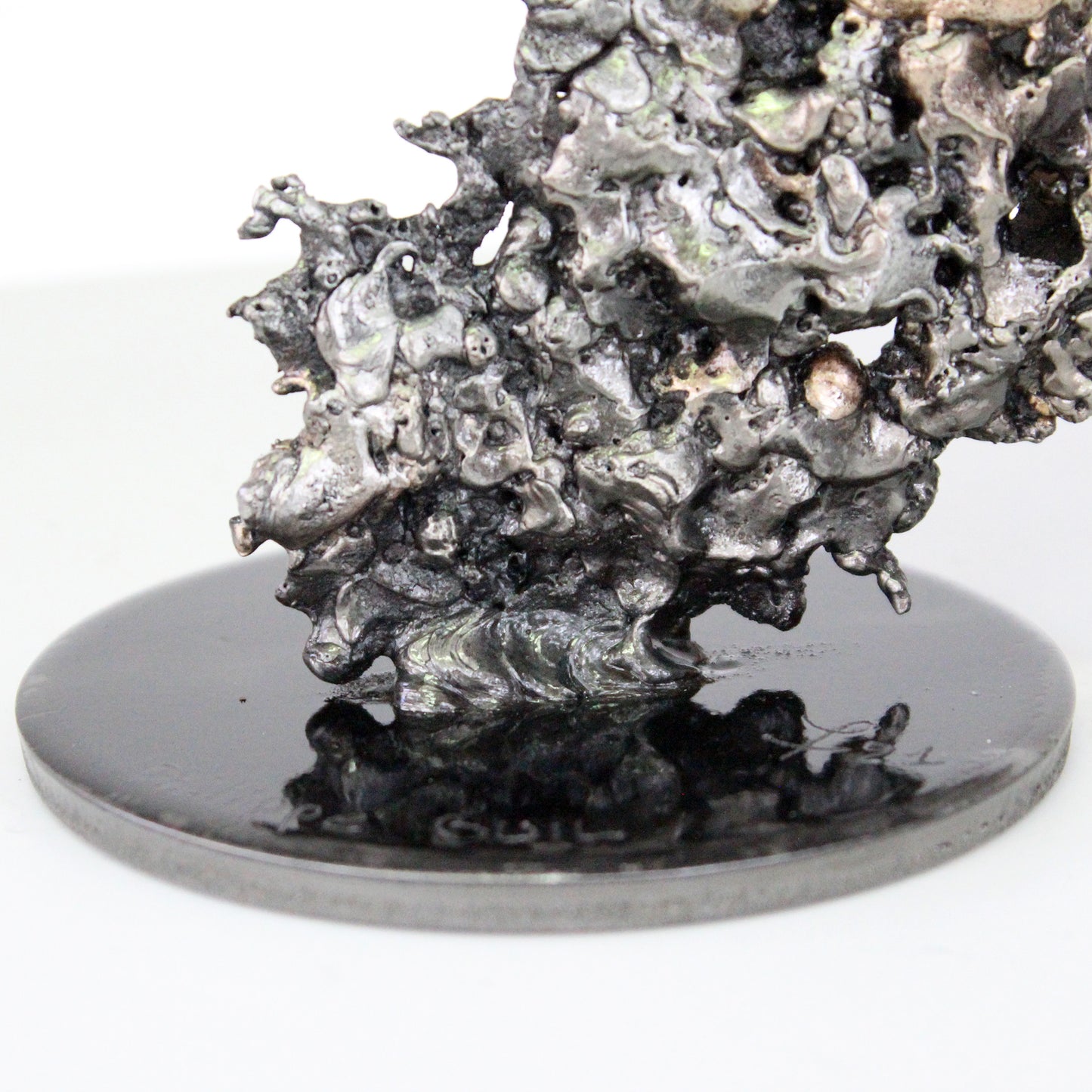 Détail sculpture vanité contemporaine tête de mort en métal ajouré