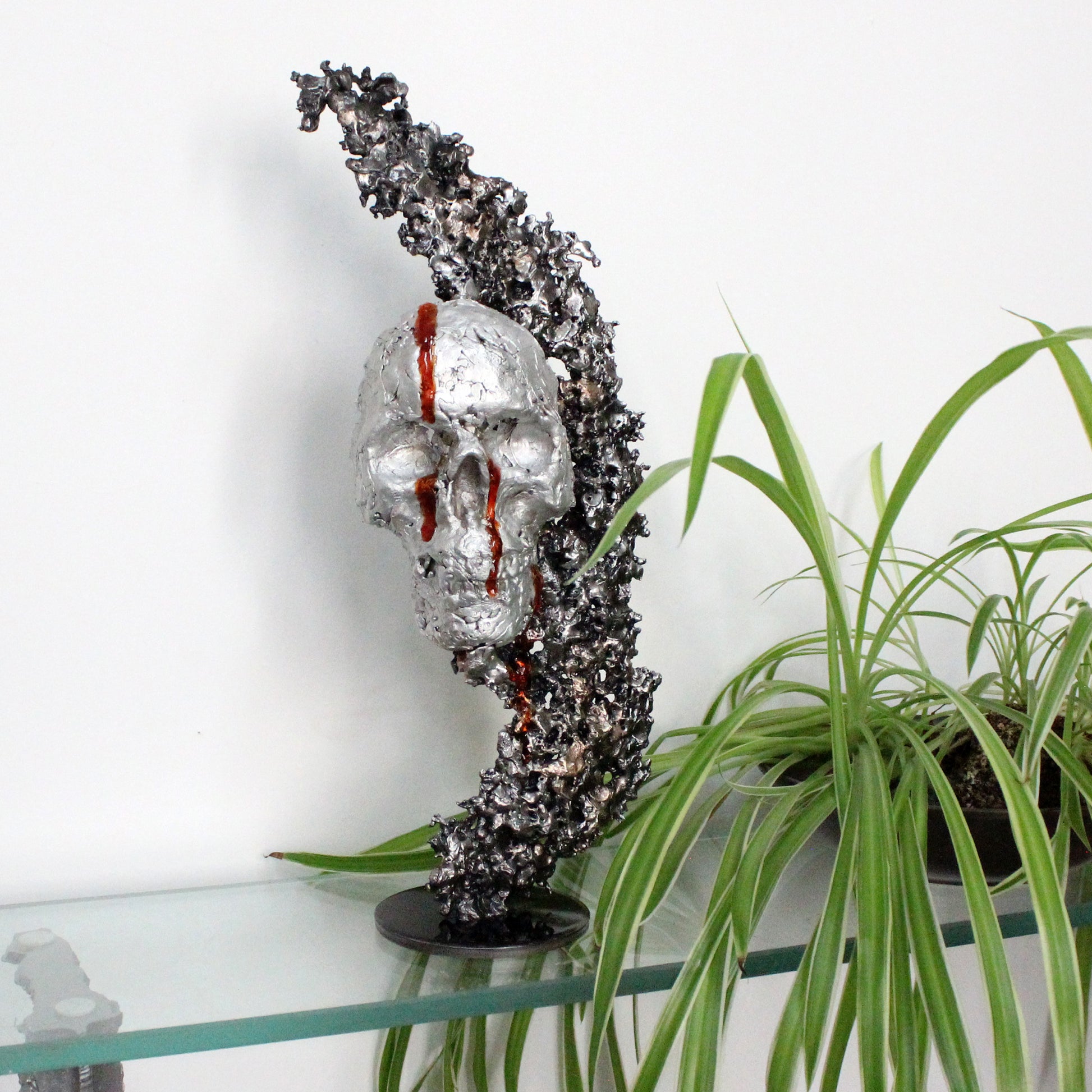 Œuvre vanité métal avec pigments rouges symbolisant le sang et la vie