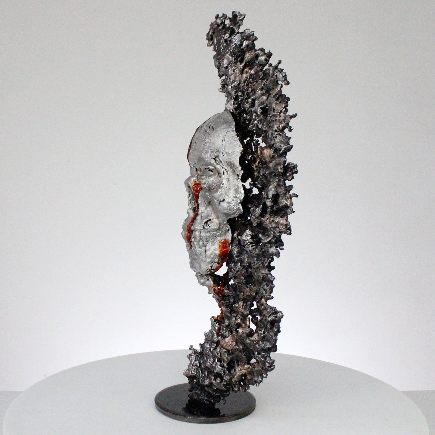 Sculpture contemporaine memento mori en acier et bronze ajouré