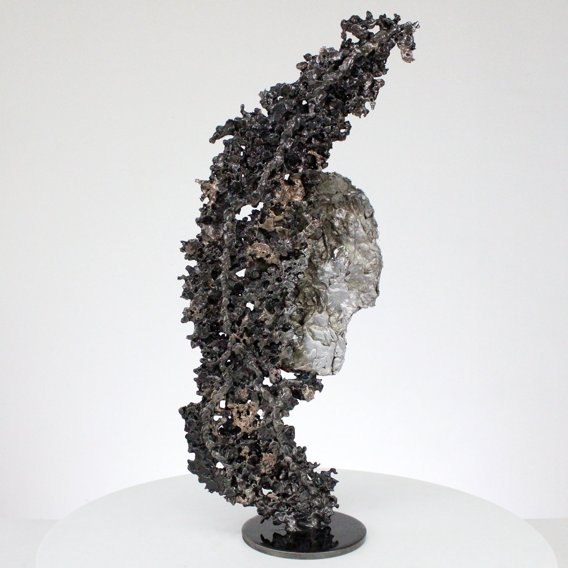 Sculpture crâne en dentelle de métal acier et bronze avec pigments rouges - vue de dos