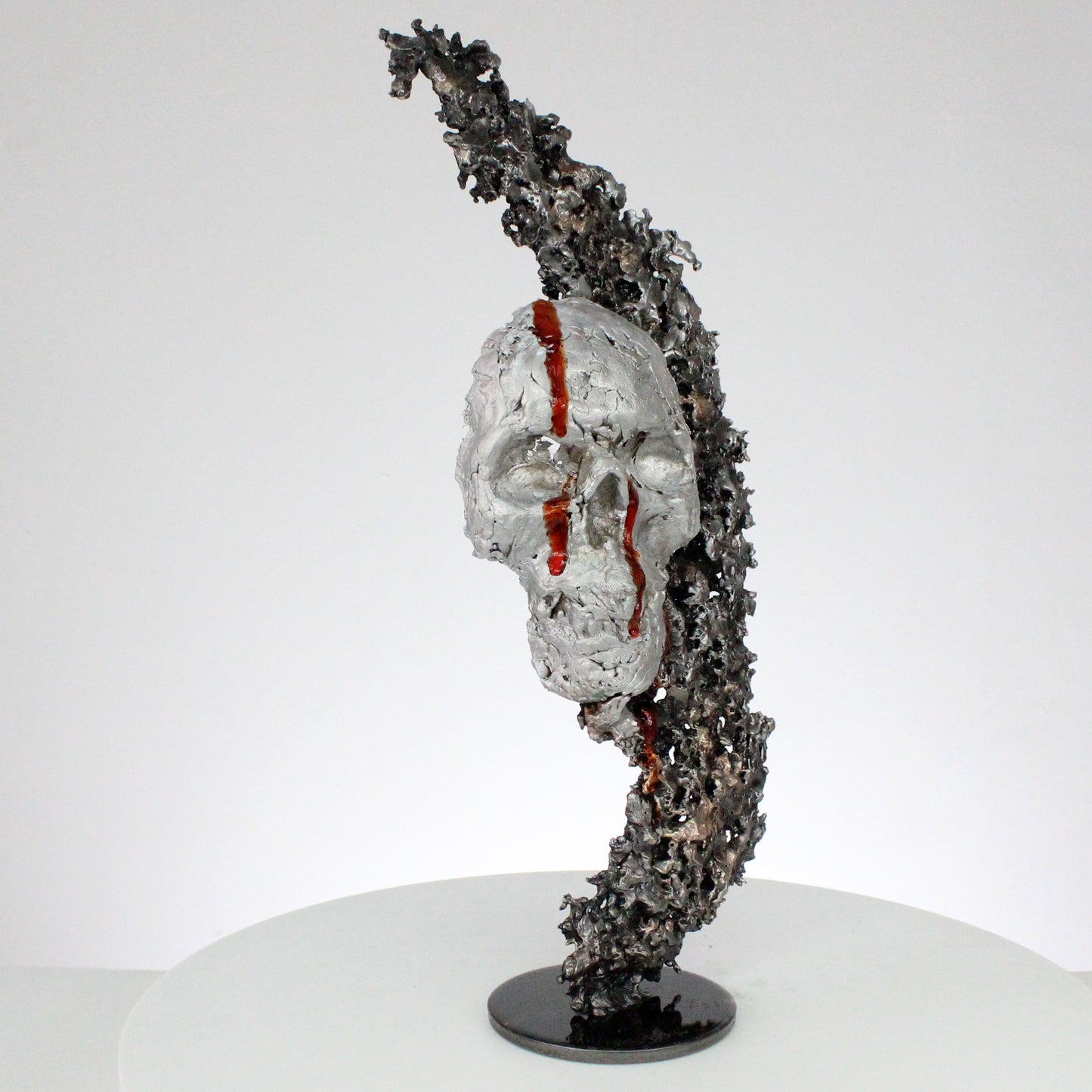 Sculpture contemporaine memento mori en acier et bronze ajouré