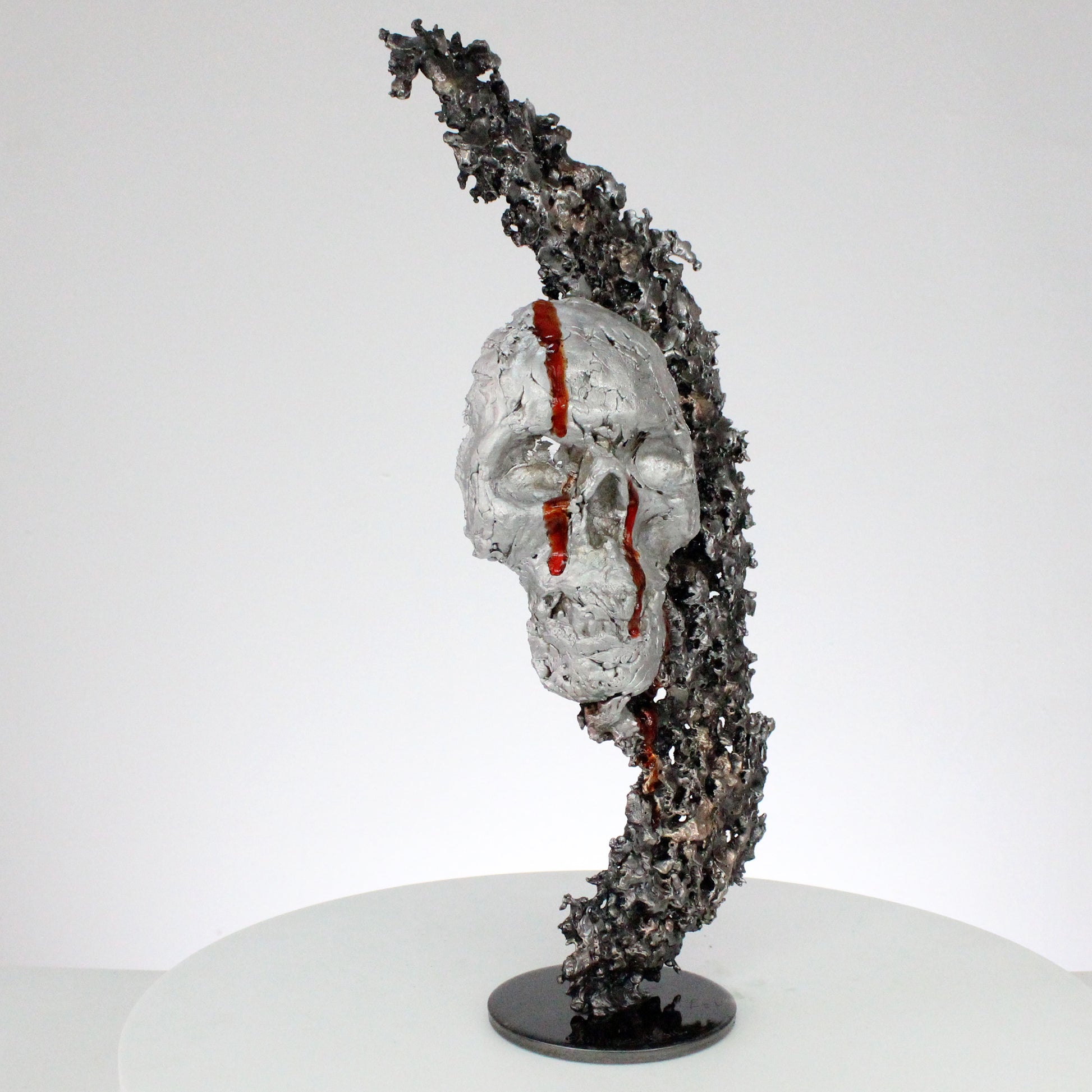 Sculpture contemporaine memento mori en acier et bronze ajouré