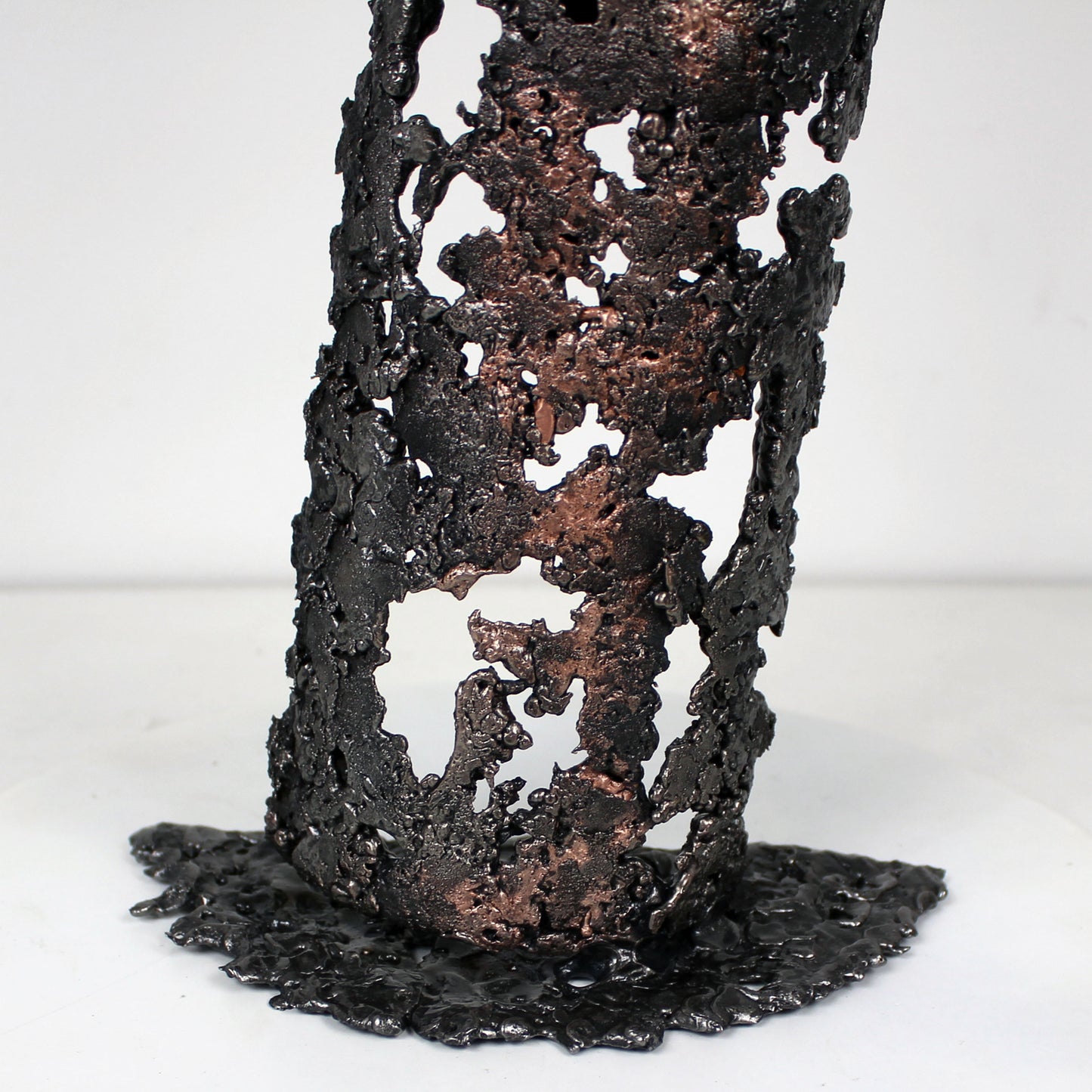 BOUTEILLE POIRE – Sculpture bouteille eau de vie métal en dentelle acier et cuivre - Buil